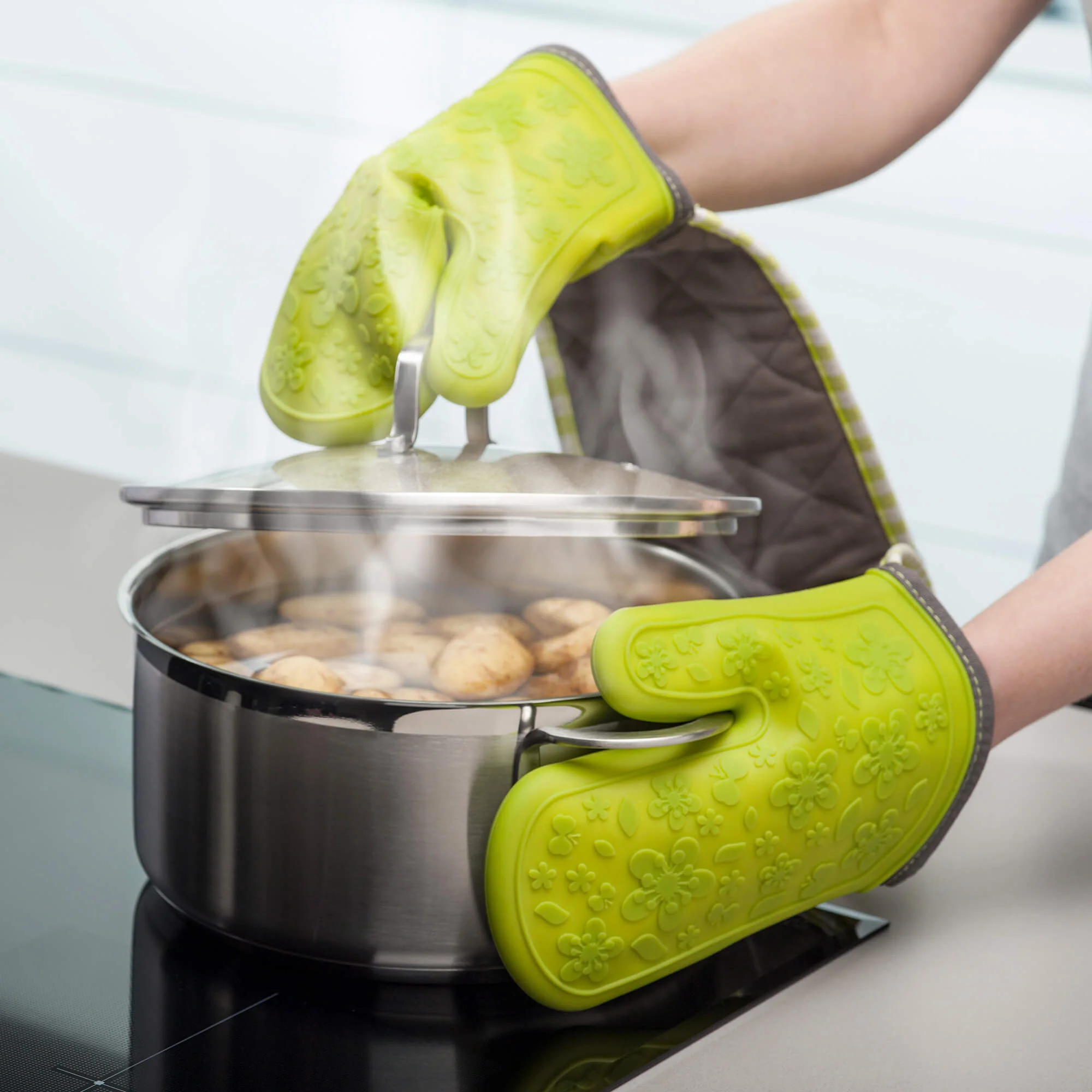 Steam Stop™ Waterproof Silicone Double Oven Glove, Gingham Floral - Image 6