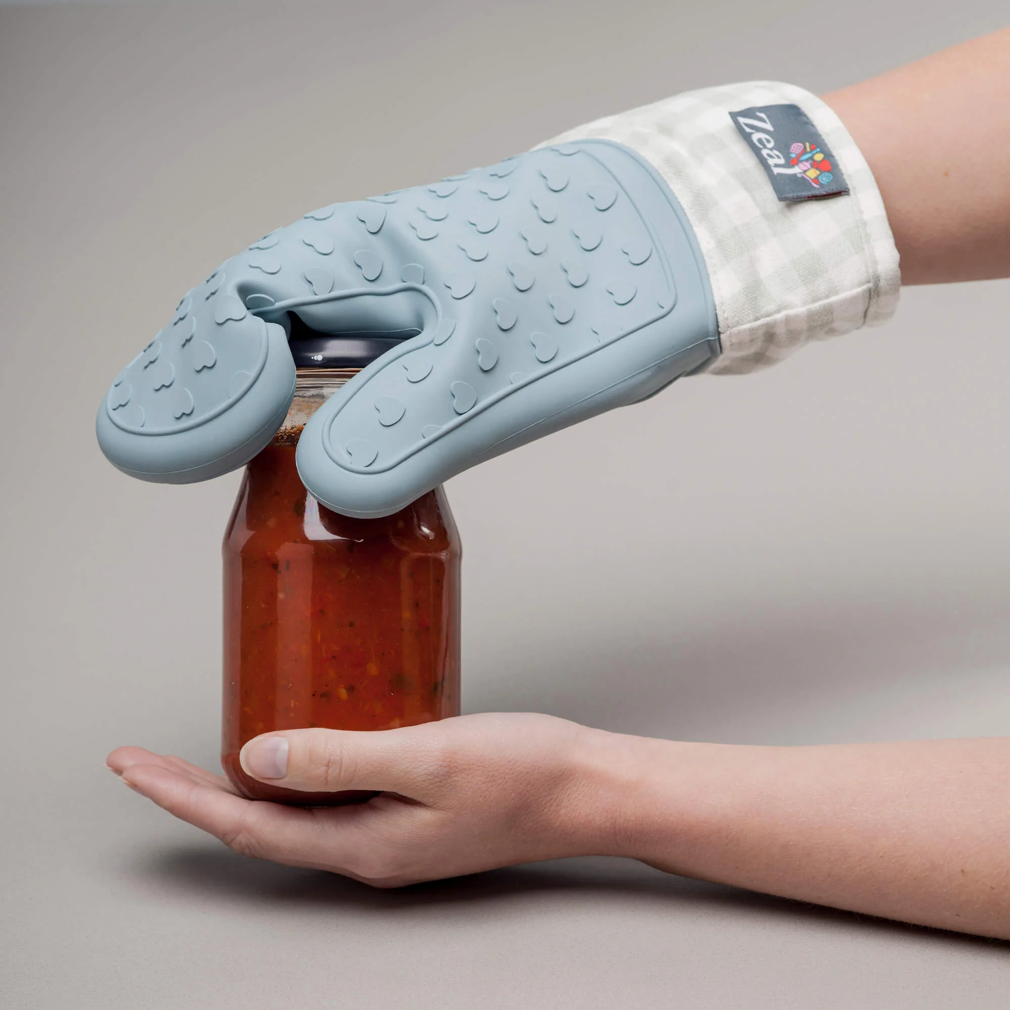 Steam Stop™ Waterproof Silicone Single Oven Glove, Gingham Heart - Image 4