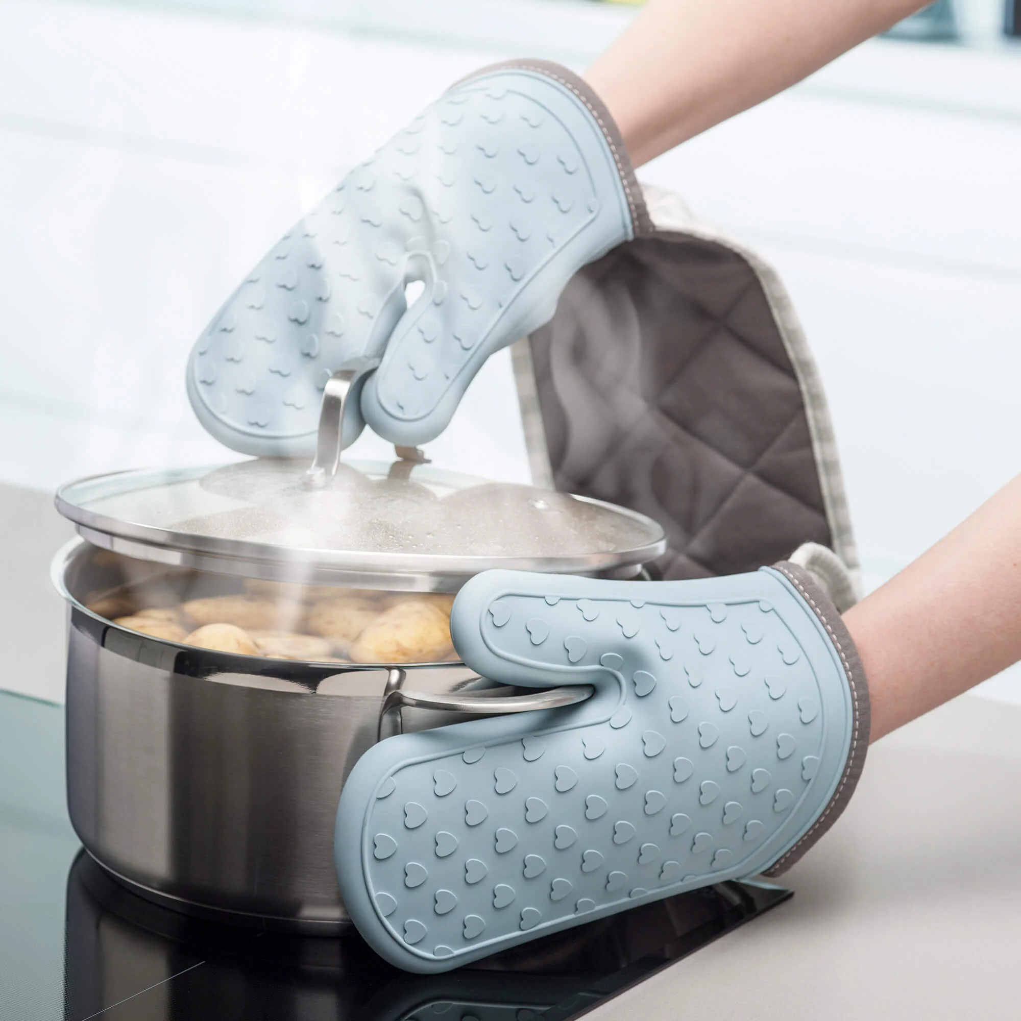 Steam Stop™ Waterproof Silicone Double Oven Glove, Gingham Heart - Image 6